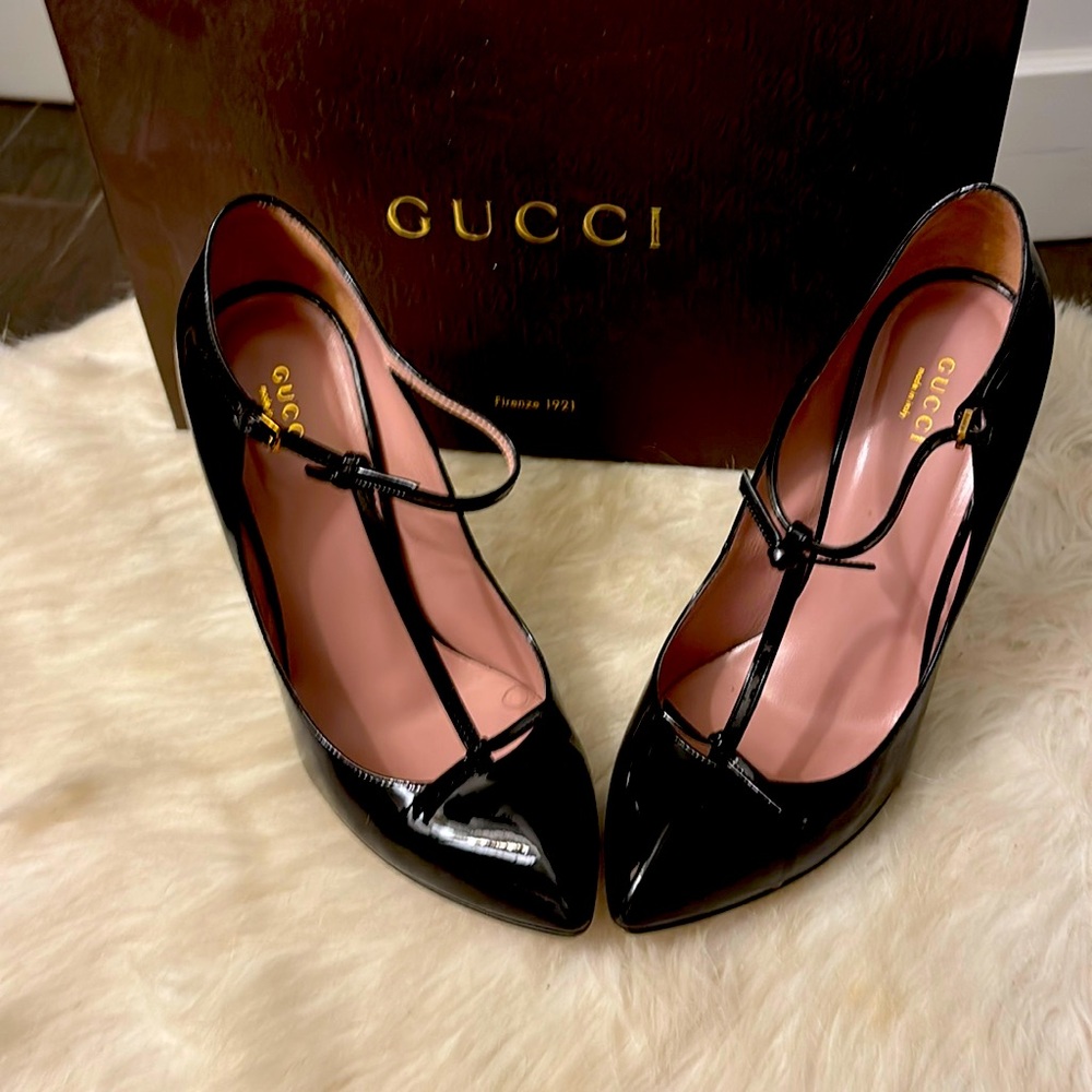 Gucci T-Strap Patent Leather Mary Janes w Little Bows (heels) 39.5